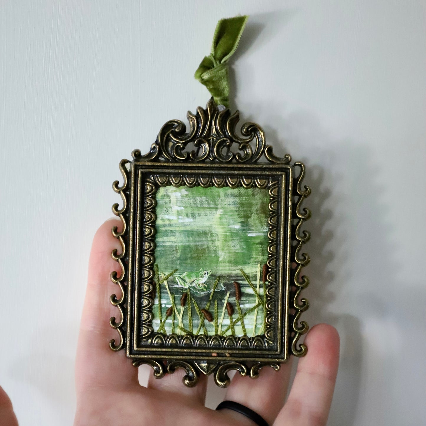 Frog - Mini framed embroidery